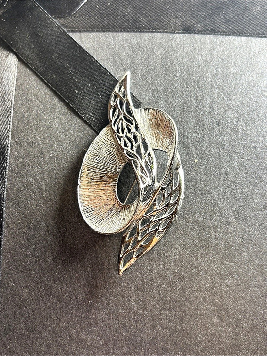 Celebrity NY Jewelry - Vintage Celebrity NY Signed Silver Tone Ribbon Knot Filigree Brooch Pin 2-3/4”